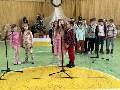 Учителите, родители и ученици от ОУ “Св. Паисий Хилендарски“ отново се обединиха в Коледен базар в подкрепа на добри каузи