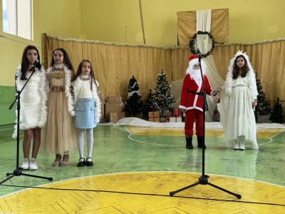 Учителите, родители и ученици от ОУ “Св. Паисий Хилендарски“ отново се обединиха в Коледен базар в подкрепа на добри каузи