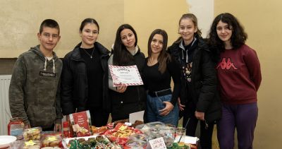 Близо 3000 лева събраха в ПГЛПТ на благотворителния базар „Вкусна Коледа“