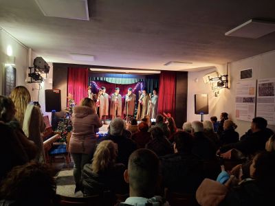 Дядо Коледа и Снежанка раздадоха подаръци на децата в град Шипка