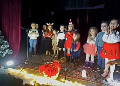 Дядо Коледа и Снежанка раздадоха подаръци на децата в град Шипка