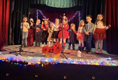 Дядо Коледа и Снежанка раздадоха подаръци на децата в град Шипка