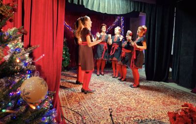 Дядо Коледа и Снежанка раздадоха подаръци на децата в град Шипка