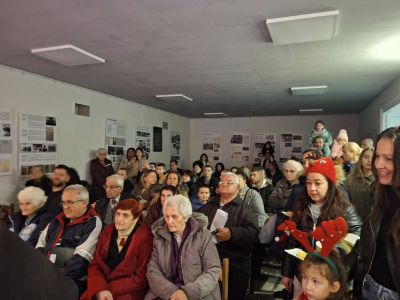 Дядо Коледа и Снежанка раздадоха подаръци на децата в град Шипка