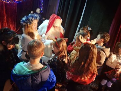 Дядо Коледа и Снежанка раздадоха подаръци на децата в град Шипка