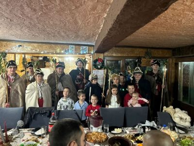 Коледарите от НЧ “Христо Ботев“ огласиха домовете на розовци с песни и наричания за здраве и берекет