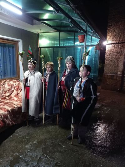 Коледарите от НЧ “Христо Ботев“ огласиха домовете на розовци с песни и наричания за здраве и берекет