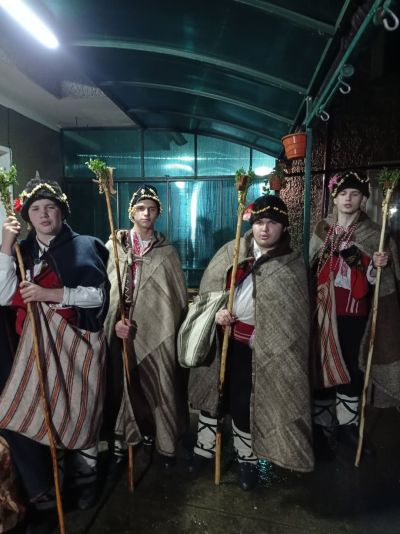 Коледарите от НЧ “Христо Ботев“ огласиха домовете на розовци с песни и наричания за здраве и берекет