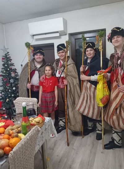 Коледарите от НЧ “Христо Ботев“ огласиха домовете на розовци с песни и наричания за здраве и берекет
