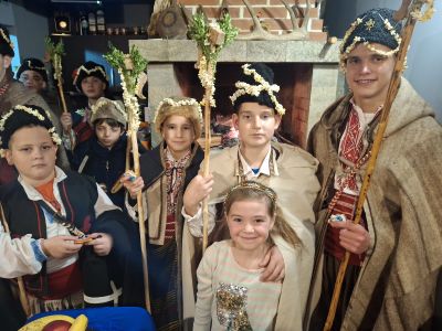 Коледарите от НЧ “Христо Ботев“ огласиха домовете на розовци с песни и наричания за здраве и берекет