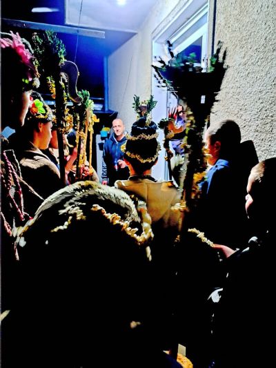 Коледарите от НЧ “Христо Ботев“ огласиха домовете на розовци с песни и наричания за здраве и берекет