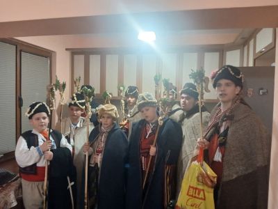 Коледарите от НЧ “Христо Ботев“ огласиха домовете на розовци с песни и наричания за здраве и берекет