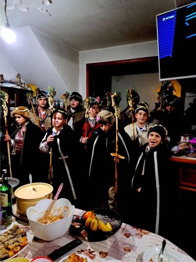 Коледарите от НЧ “Христо Ботев“ огласиха домовете на розовци с песни и наричания за здраве и берекет