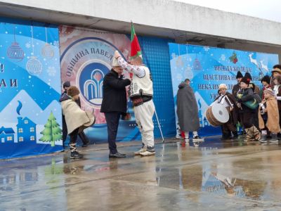 Павелбанските коледари огласиха площада в града 