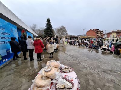 Павелбанските коледари огласиха площада в града 