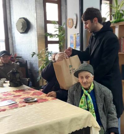 Инициатива “Без глад на Коледа“ нахрани 100 жители в Казанлъшко