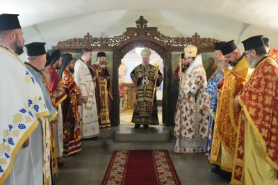 На Стефановден - митрополит Киприан ръкоположи свещеник в храм-паметника “Рождество Христово“ / Новини от Казанлък