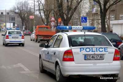 Арестуваха двама заради непристойни действия спрямо полицаи, отзовали се на сигнал за силна музика в Казанлък  / Новини от Казанлък