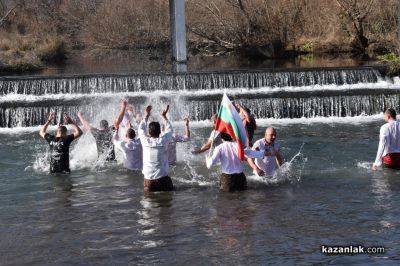 15-годишният Антонио спаси христовия кръст от ледените води край Розово