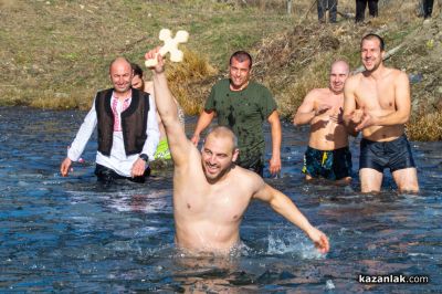 За първи път в Крън спасяваха Богоявленския кръст  / Новини от Казанлък