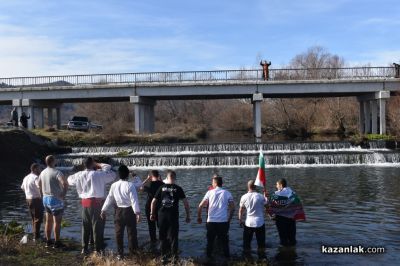 15-годишният Антонио спаси христовия кръст от ледените води край Розово