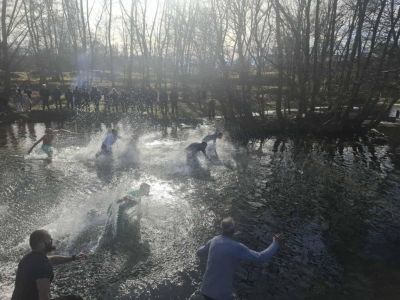 18-годишен смелчага спаси Богоявленския кръст в Павел баня 