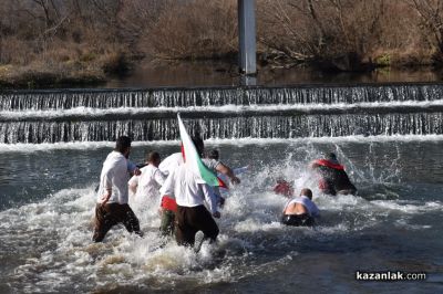 15-годишният Антонио спаси христовия кръст от ледените води край Розово