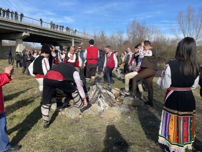 18 бузовградчани “скочиха“ във водите на р. Тунджа за Светия кръст