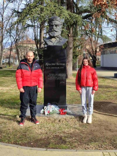 Ученици от ПХГ „Св. Св. Кирил и Методий“ поднесоха цветя пред паметника на Христо Ботев в парк „Розариум“