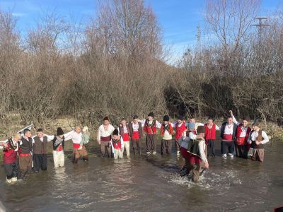 18 бузовградчани “скочиха“ във водите на р. Тунджа за Светия кръст