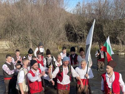 18 бузовградчани “скочиха“ във водите на р. Тунджа за Светия кръст / Новини от Казанлък