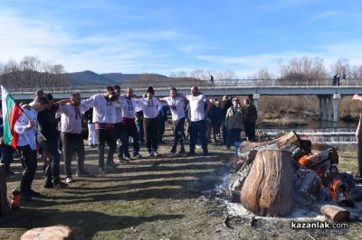 15-годишният Антонио спаси христовия кръст от ледените води край Розово