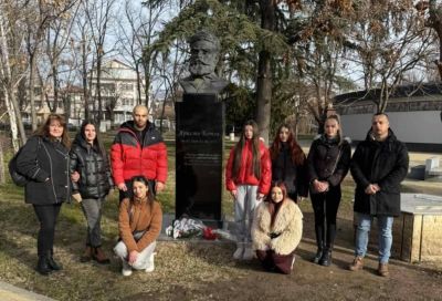 Ученици от ПХГ „Св. Св. Кирил и Методий“ поднесоха цветя пред паметника на Христо Ботев в парк „Розариум“ / Новини от Казанлък