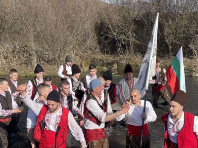 18 бузовградчани “скочиха“ във водите на р. Тунджа за Светия кръст