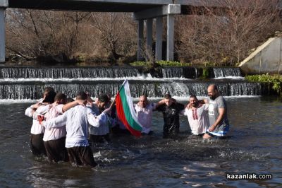 15-годишният Антонио спаси христовия кръст от ледените води край Розово
