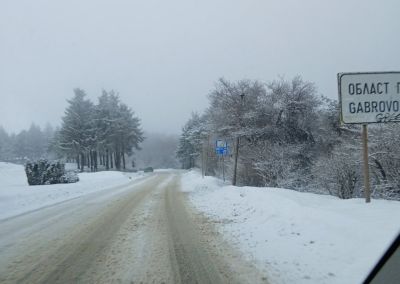 Обилен снеговалеж на прохода “Шипка“, на места видимостта е намалена / Новини от Казанлък