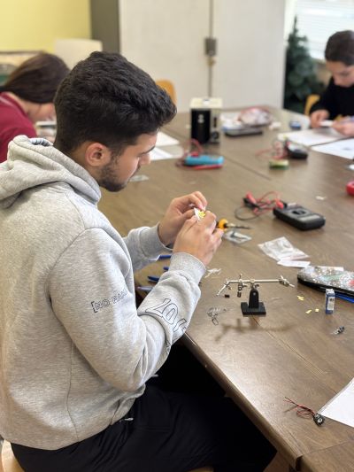 Янимира, Никол и Десислав са с най-добри резултати от училищния кръг на Националното състезание по приложна електроника „Мога и зная как“