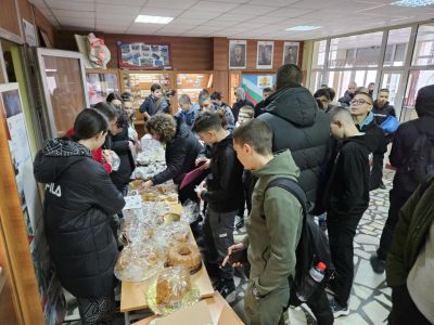 Над 2500 лева събраха на благотворителен кулинарен базар в ПГ „Иван Хаджиенов“