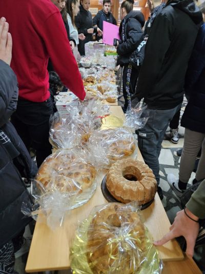 Над 2500 лева събраха на благотворителен кулинарен базар в ПГ „Иван Хаджиенов“