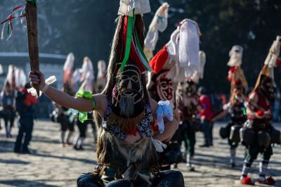Атрактивни маски и костюми представиха турийските кукери на международния карнавал „Старчевата“ в Разлог