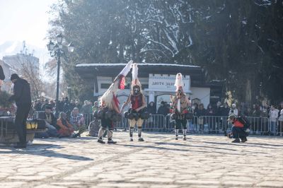 Атрактивни маски и костюми представиха турийските кукери на международния карнавал „Старчевата“ в Разлог