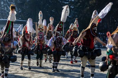 Атрактивни маски и костюми представиха турийските кукери на международния карнавал „Старчевата“ в Разлог