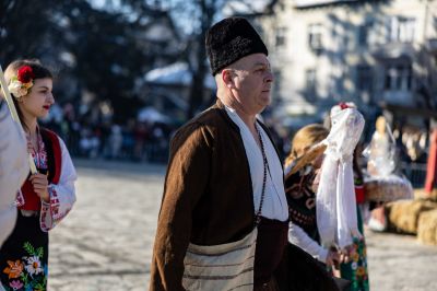 Атрактивни маски и костюми представиха турийските кукери на международния карнавал „Старчевата“ в Разлог