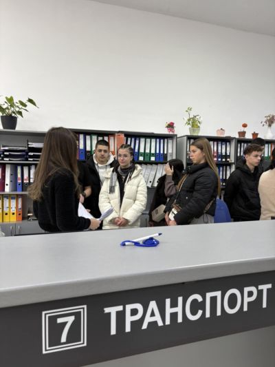 Ученици от ПГЛПТ посетиха Община Казанлък в проект между институциите за личностно и професионално израстване 