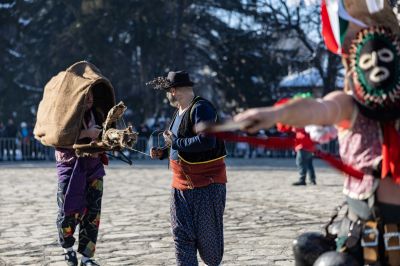 Атрактивни маски и костюми представиха турийските кукери на международния карнавал „Старчевата“ в Разлог