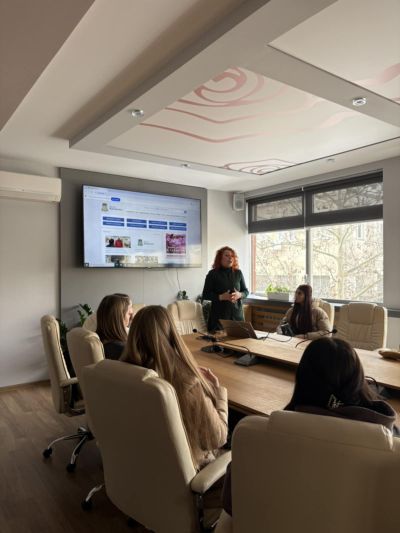 Ученици от ПГЛПТ посетиха Община Казанлък в проект между институциите за личностно и професионално израстване 