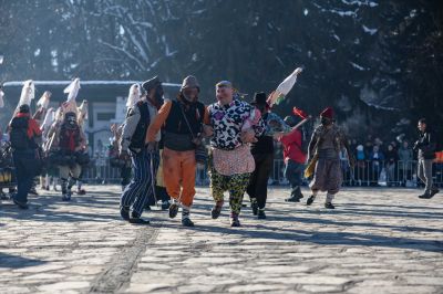 Атрактивни маски и костюми представиха турийските кукери на международния карнавал „Старчевата“ в Разлог