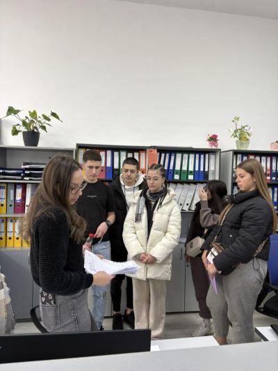 Ученици от ПГЛПТ посетиха Община Казанлък в проект между институциите за личностно и професионално израстване 