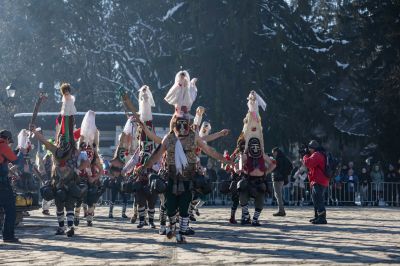 Атрактивни маски и костюми представиха турийските кукери на международния карнавал „Старчевата“ в Разлог