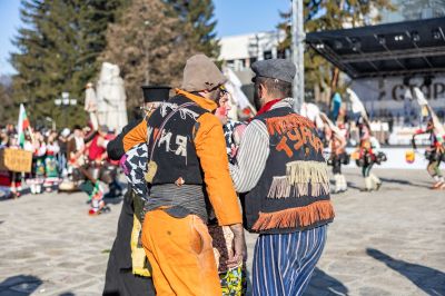 Атрактивни маски и костюми представиха турийските кукери на международния карнавал „Старчевата“ в Разлог